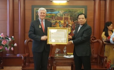 Bộ Nông nghiệp và PTNT trao tặng Kỷ niệm chương cho Giám đốc quốc gia của ADB và WB tại Việt Nam